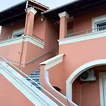 Georgia\'S Apartments, Ipsos - Complex S